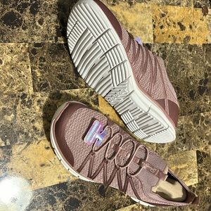 Brand new women’s size 10 skechers memory foam shoe